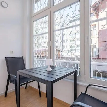 Calm And Relaxing 2bdrm Apаrtment In City Centre Apartamento