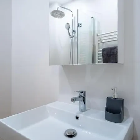 Calm And Relaxing 2bdrm Apаrtment In City Centre アパート *
