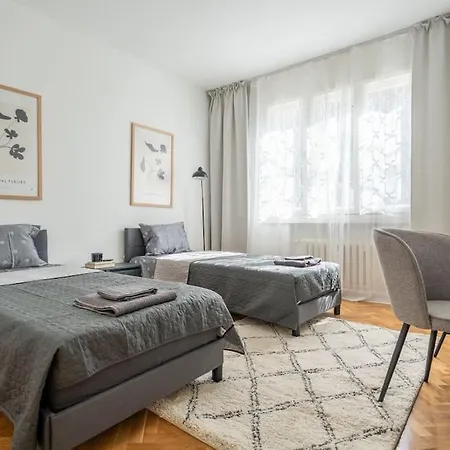 Calm And Relaxing 2bdrm Apаrtment In City Centre アパート