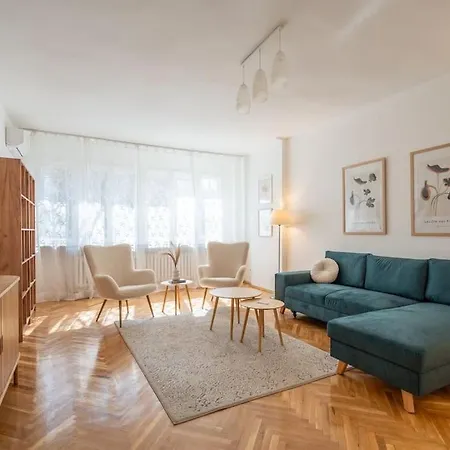 Calm And Relaxing 2bdrm Apаrtment In City Centre アパート *